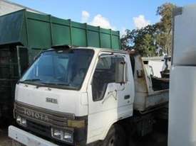 1989 Toyota Dyna Wrecking Trucks - picture1' - Click to enlarge