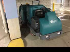 Tennant t15 ride on scrubber - Hire - picture2' - Click to enlarge