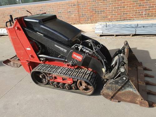 TORO TX525 WIDE RUBBER TRACKED MINI LOADER IN GREAT CONDITION WITH TRAILER AND ATTACHMENT PACKAGE