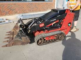 TORO TX525 WIDE RUBBER TRACKED MINI LOADER IN GREAT CONDITION WITH TRAILER AND ATTACHMENT PACKAGE - picture0' - Click to enlarge
