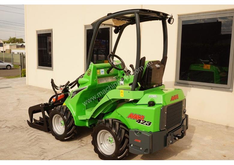caption Avant 423 Articulated Loader W/ Log Grab