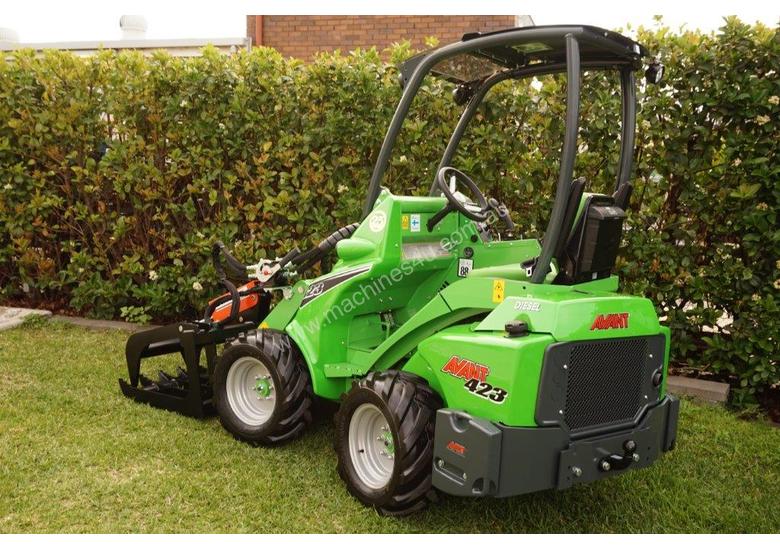 caption Avant 423 Articulated Loader W/ Log Grab