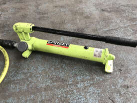 Larzep Hydraulic Hand Pump with Hose Porta Power Model W00307 - picture0' - Click to enlarge