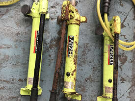 Larzep Hydraulic Hand Pump with Hose Porta Power Model W00307 - picture2' - Click to enlarge