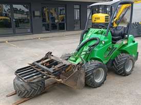 USED 2009 AVANT 635 MINI LOADER + ATTACHMENTS - picture0' - Click to enlarge