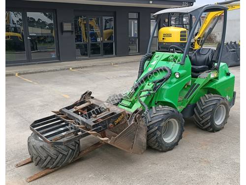 USED 2009 AVANT 635 MINI LOADER + ATTACHMENTS