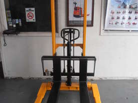 Hangcha 1 ton pallet truck - picture0' - Click to enlarge