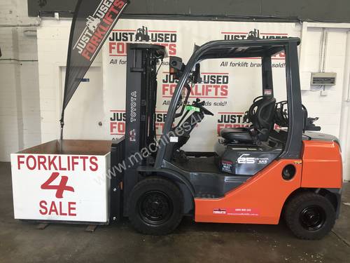 TOYOTA 8FG25 40282 2.5 TON 2500 KG CAPACITY LPG GAS FORKLIFT 4500 3 STAGE CONTAINER MAST.
