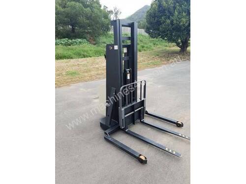 NEAR NEW Cown M- series Walkie Stacker