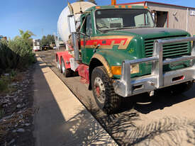 International Navistar 4900 Concrete Agitator Truck - picture2' - Click to enlarge