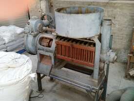 Vegetable oil expeller - picture0' - Click to enlarge