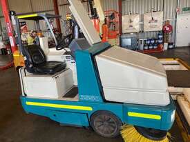 Tennant 6650 sweeper - picture0' - Click to enlarge