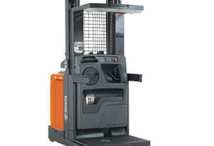 Toyota 5000 Series Order Picker