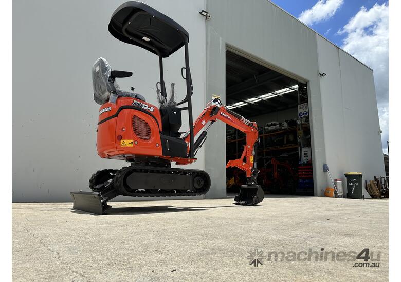 RHINOCEROS XN12-8 RUN OUT SPECIAL - SWING BOOM ADJUSTABLE TRACKS INC 11 X ATTACHMENTS