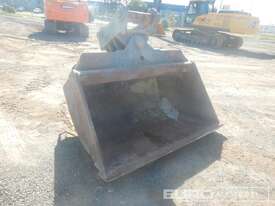 1990mm Hydraulic Tilt Bucket, Centres 585mm, 420 Ears, 100mm Pins - picture0' - Click to enlarge