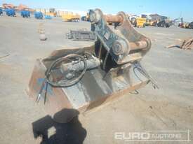 1990mm Hydraulic Tilt Bucket, Centres 585mm, 420 Ears, 100mm Pins - picture1' - Click to enlarge