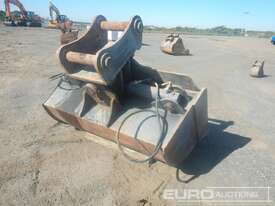 1990mm Hydraulic Tilt Bucket, Centres 585mm, 420 Ears, 100mm Pins - picture2' - Click to enlarge