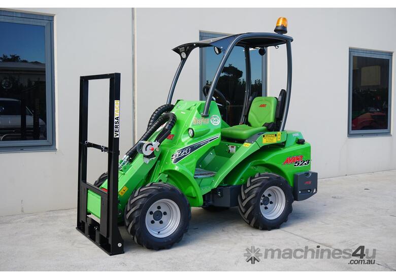 Avant 523 Articulated Compact Loader w Telescopic Boom & Flip Up Forks