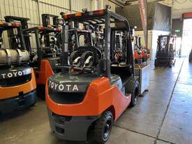  TOYOTA 8FG25 DELUXE 68456 2015 MODEL 2.5 TON 2500 KG CAPACITY LPG GAS FORKLIFT 4300 MM 3 STAGE - picture1' - Click to enlarge