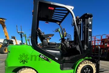 UN 3.5T Lithium Forklift - ECO Friendly and Cost Effective!