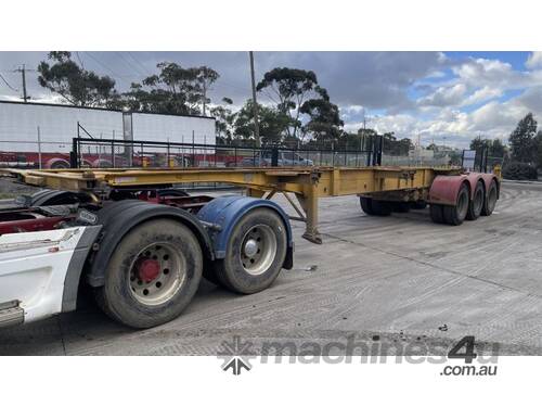 2010 Barker Heavy Duty Tri Axle Tri Axle Retractable Skel Trailer