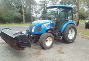 road broom , New holland Boomer , 680 hrs , 2017 model , AC cabin ,