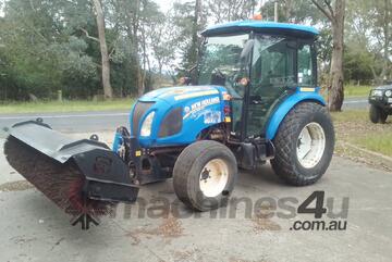 road broom , New holland Boomer , 680 hrs , 2017 model , AC cabin ,