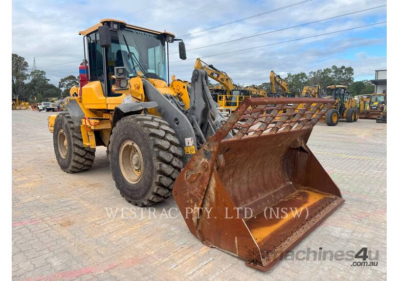 VOLVO CONSTRUCTION EQUIPMENT L90F Wheel Loaders integrated Toolcarriers