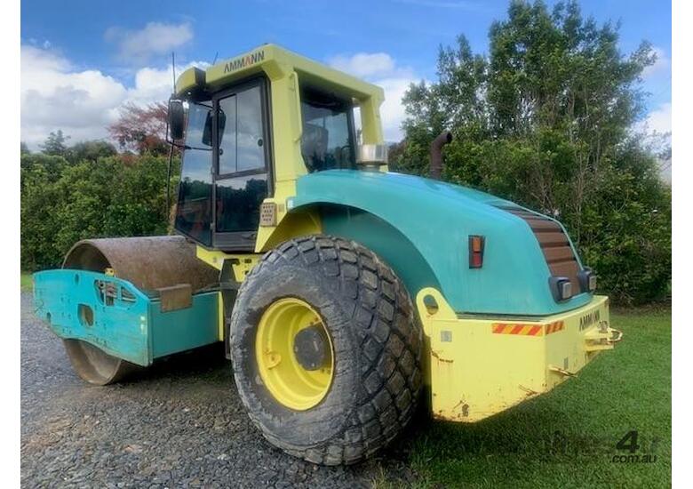 caption 2014 Ammann ASC150D
