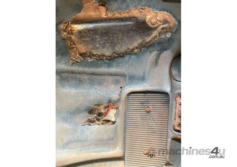 2010 UD GW400 Tipper Day Cab