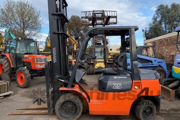 Toyota   7 FD25 forklift