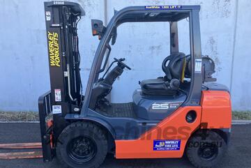 Purchase an ex Rental 8 Series Toyota Deluxe 32-8FG25 Container Mast