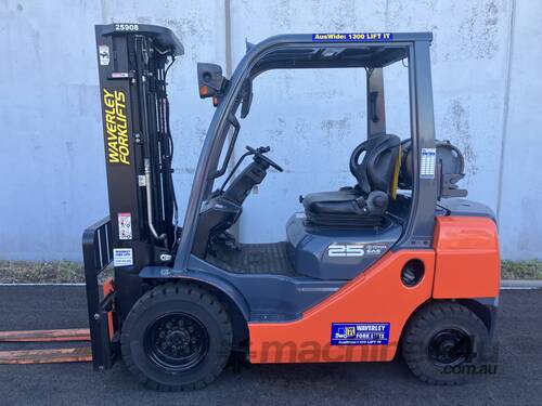 caption Purchase an ex Rental 8 Series Toyota Deluxe 32-8FG25 Container Mast