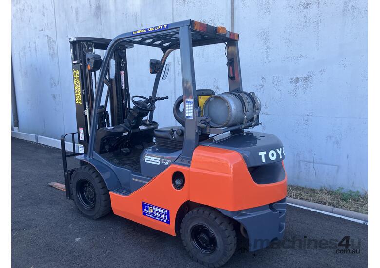 caption Purchase an ex Rental 8 Series Toyota Deluxe 32-8FG25 Container Mast