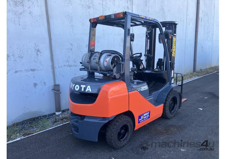 caption Purchase an ex Rental 8 Series Toyota Deluxe 32-8FG25 Container Mast