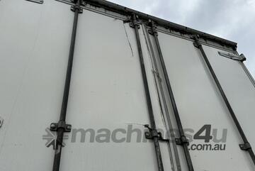 2011 Hino FC500 1022 4x2 Curtainsider