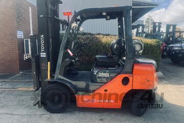  Toyota Forklift with Fork Positioners