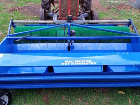 Nut Harvester Mac Master - picture0' - Click to enlarge