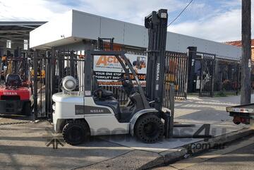 ACTIVE FORKLIFTS - NISSAN UG1F2A30 DUAL WHEEL WIDE CARRIAGE LOW HOURS