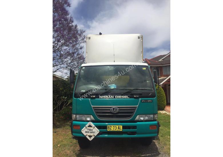 caption Truck 14 Pallet Tautliner Nissan UD