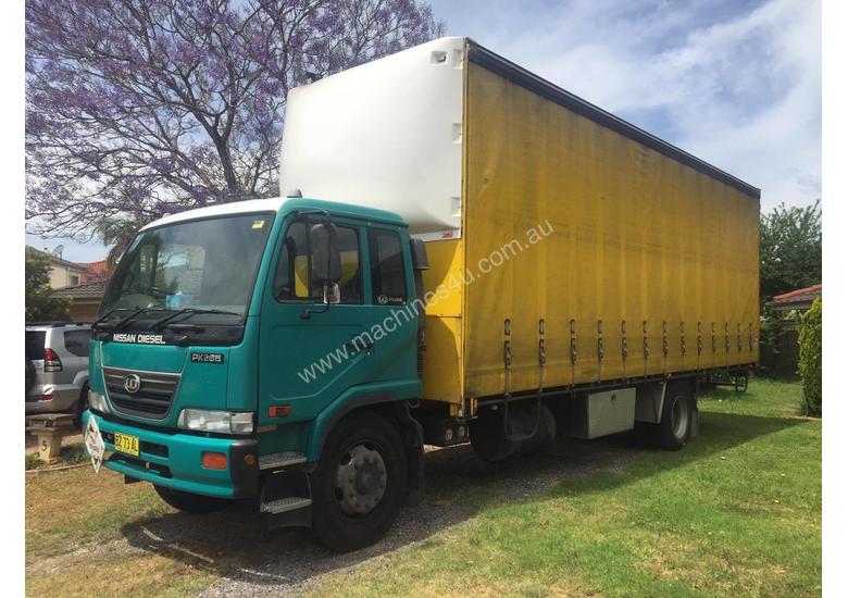 caption Truck 14 Pallet Tautliner Nissan UD