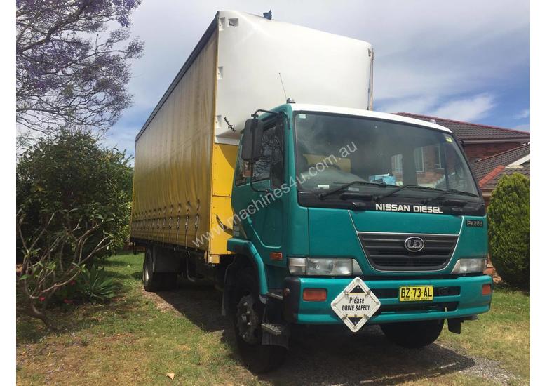 caption Truck 14 Pallet Tautliner Nissan UD