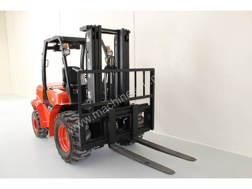 Off Road Terrain 3000kg Diesel Forklift With Container Mast