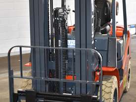 Heli 2.5T Gas Forklift for HIRE from $200pw + GST - picture1' - Click to enlarge