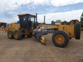 John Deere 672D 6WD Grader - picture0' - Click to enlarge