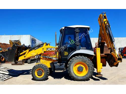 JCB 3CX 2011 MODEL BACKHOE WITH 4330 HOURS. HYDRAULIC TILTING HITCH AND 5 BUCKETS