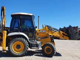 JCB 3CX 2011 MODEL BACKHOE WITH 4330 HOURS. HYDRAULIC TILTING HITCH AND 5 BUCKETS - picture0' - Click to enlarge