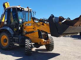 JCB 3CX 2011 MODEL BACKHOE WITH 4330 HOURS. HYDRAULIC TILTING HITCH AND 5 BUCKETS - picture2' - Click to enlarge
