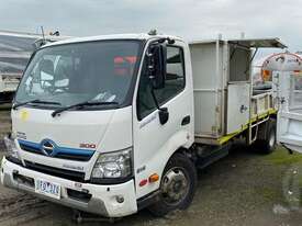 Hino 300 - 916 Hybrid - picture1' - Click to enlarge