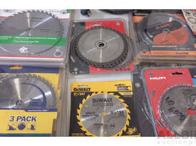 Taurus 1200 Watt Electric Circular Saw and Various Circular Saw Blades - picture1' - Click to enlarge